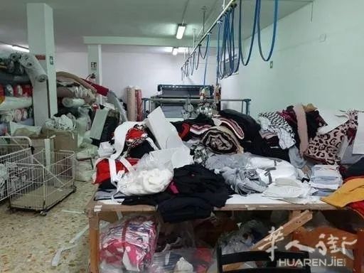 那不勒斯一华人纺织品加工场违规被查,工人们睡在机器旁