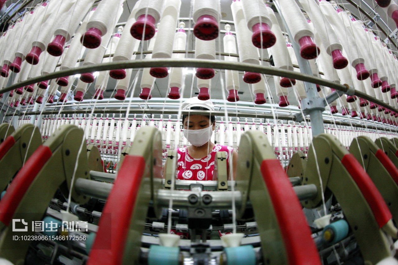 安徽省淮北市,启鑫纺织厂的生产车间内,纺织女工加工出口的欧美地区的纺织品。